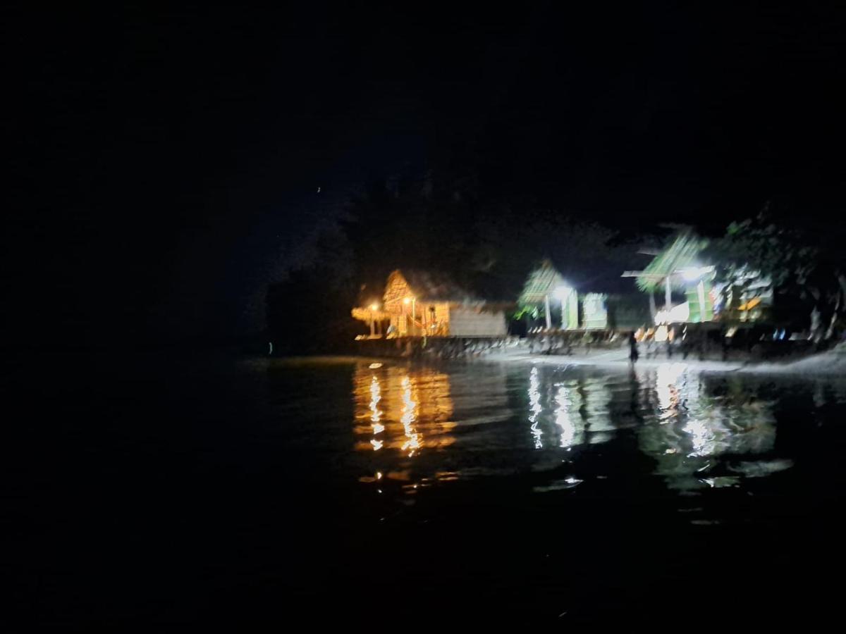 Coco Huts Guest House Waisai Esterno foto