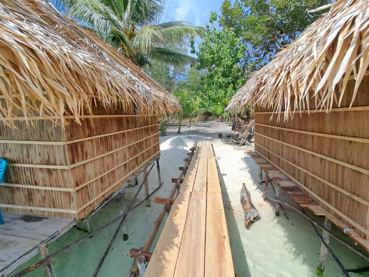 Coco Huts Guest House Waisai Esterno foto