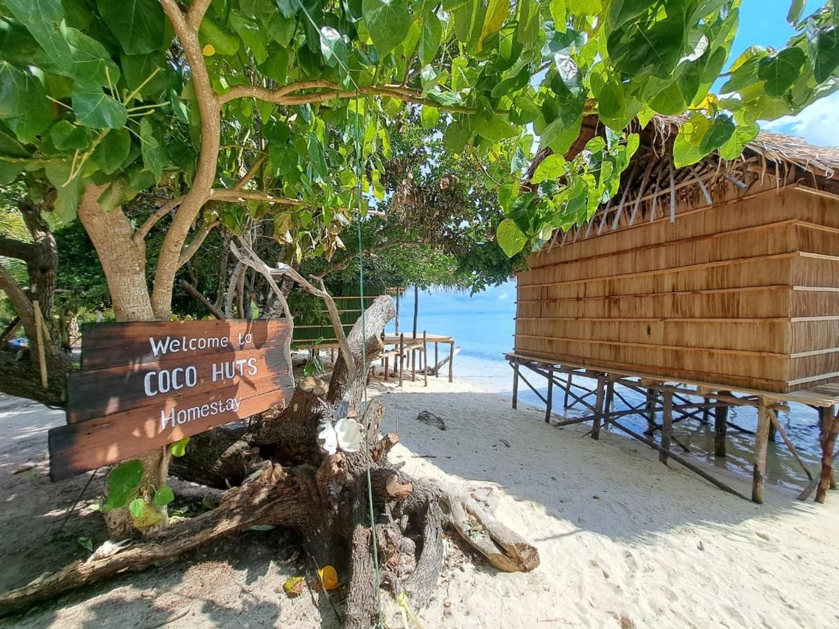 Coco Huts Guest House Waisai Esterno foto
