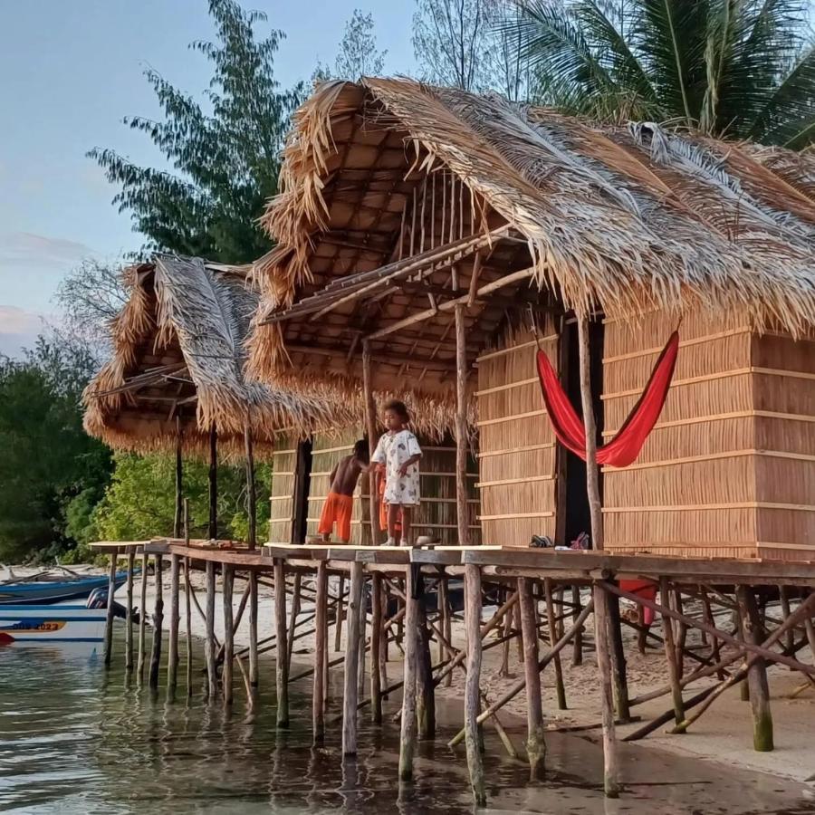 Coco Huts Guest House Waisai Esterno foto