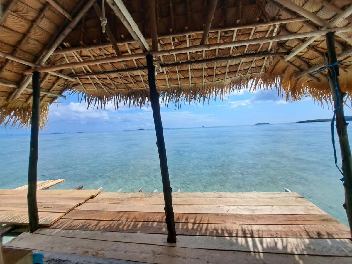 Coco Huts Guest House Waisai Esterno foto