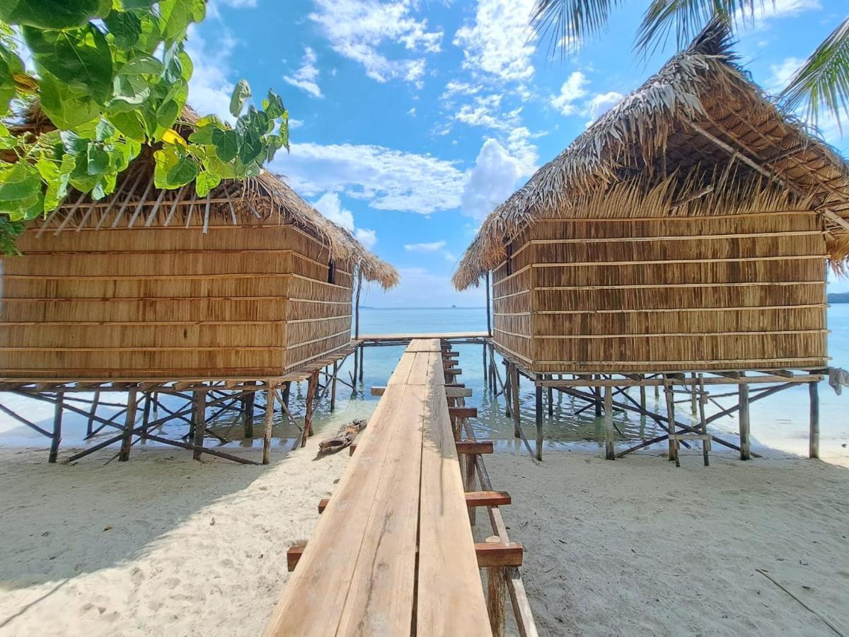 Coco Huts Guest House Waisai Esterno foto