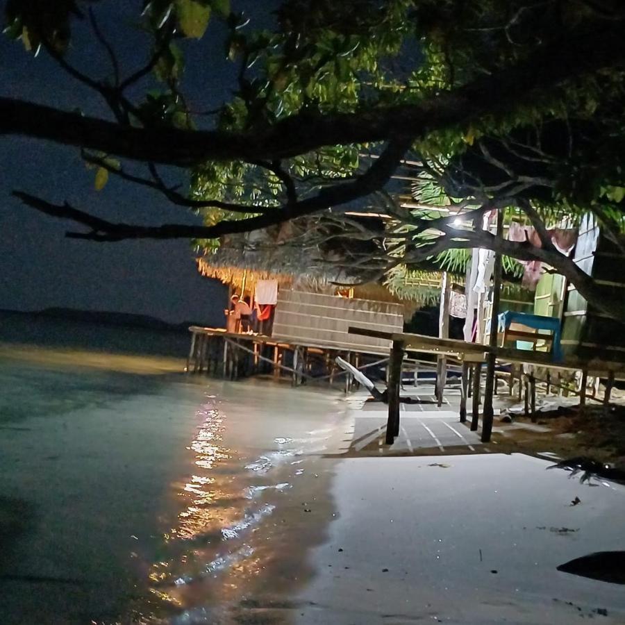 Coco Huts Guest House Waisai Esterno foto