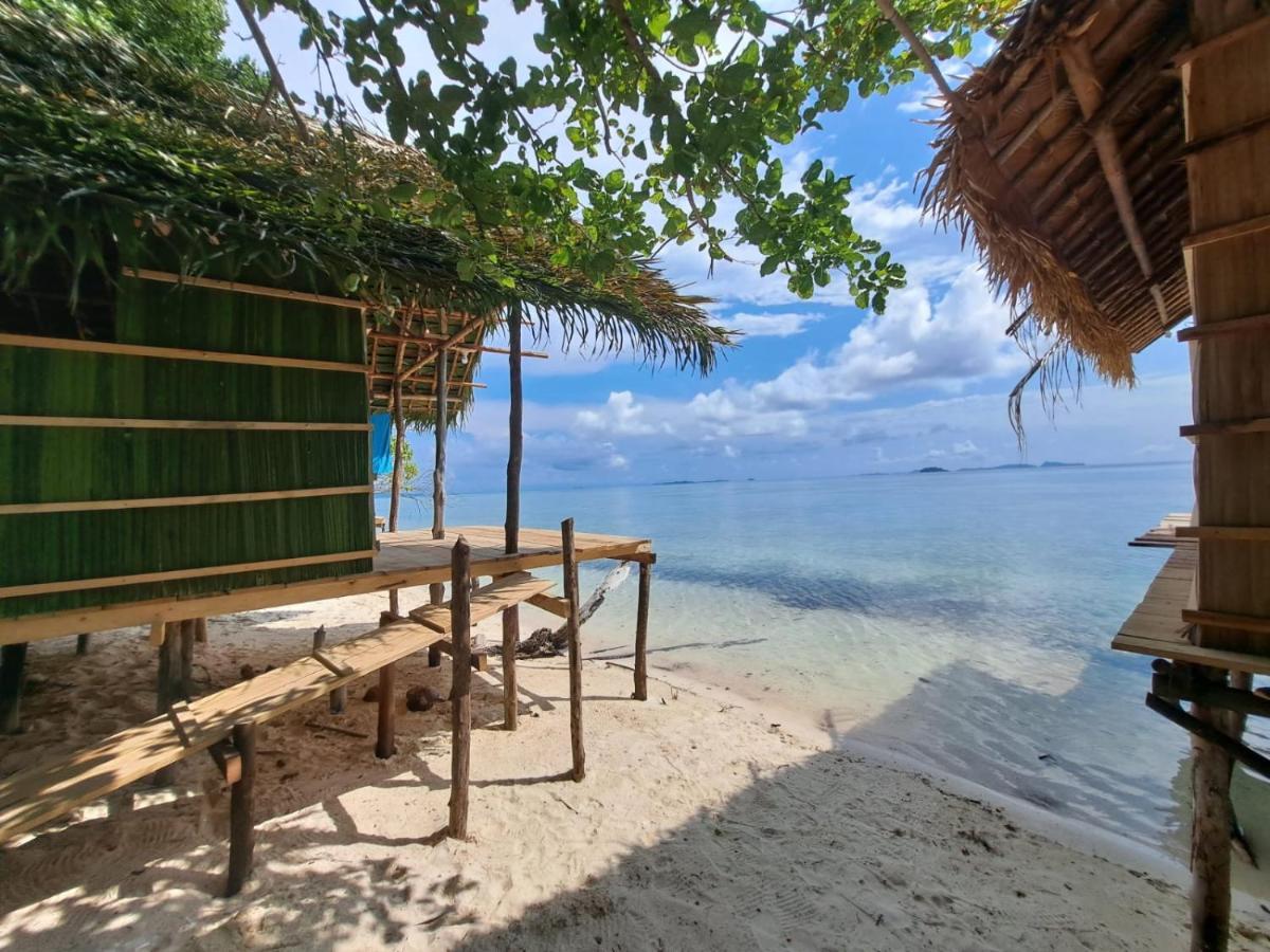 Coco Huts Guest House Waisai Esterno foto