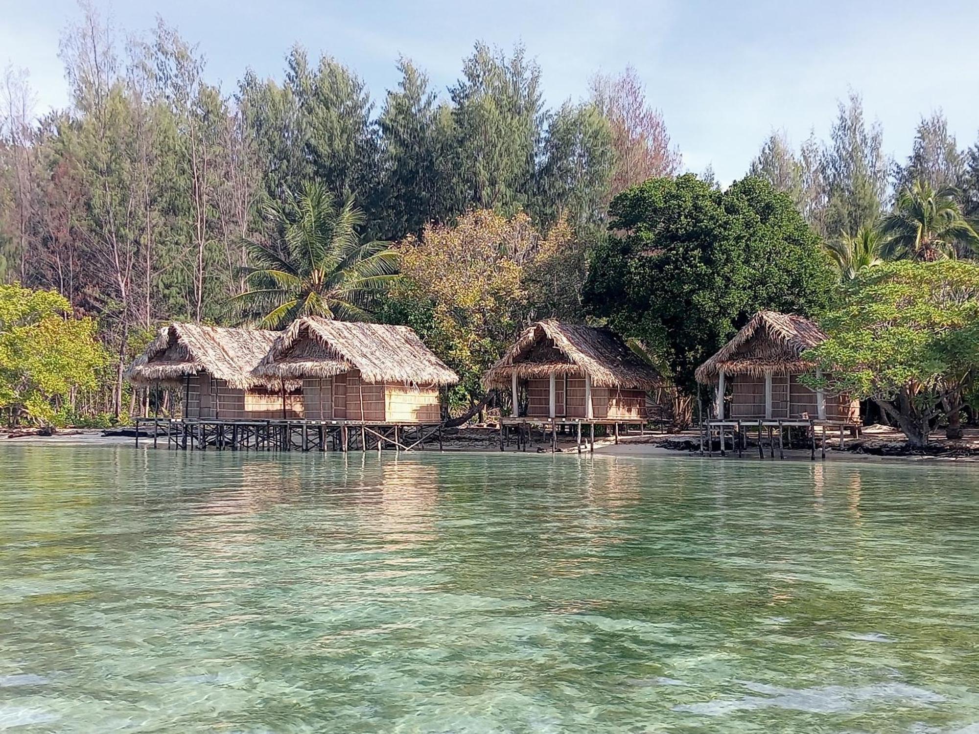Coco Huts Guest House Waisai Esterno foto