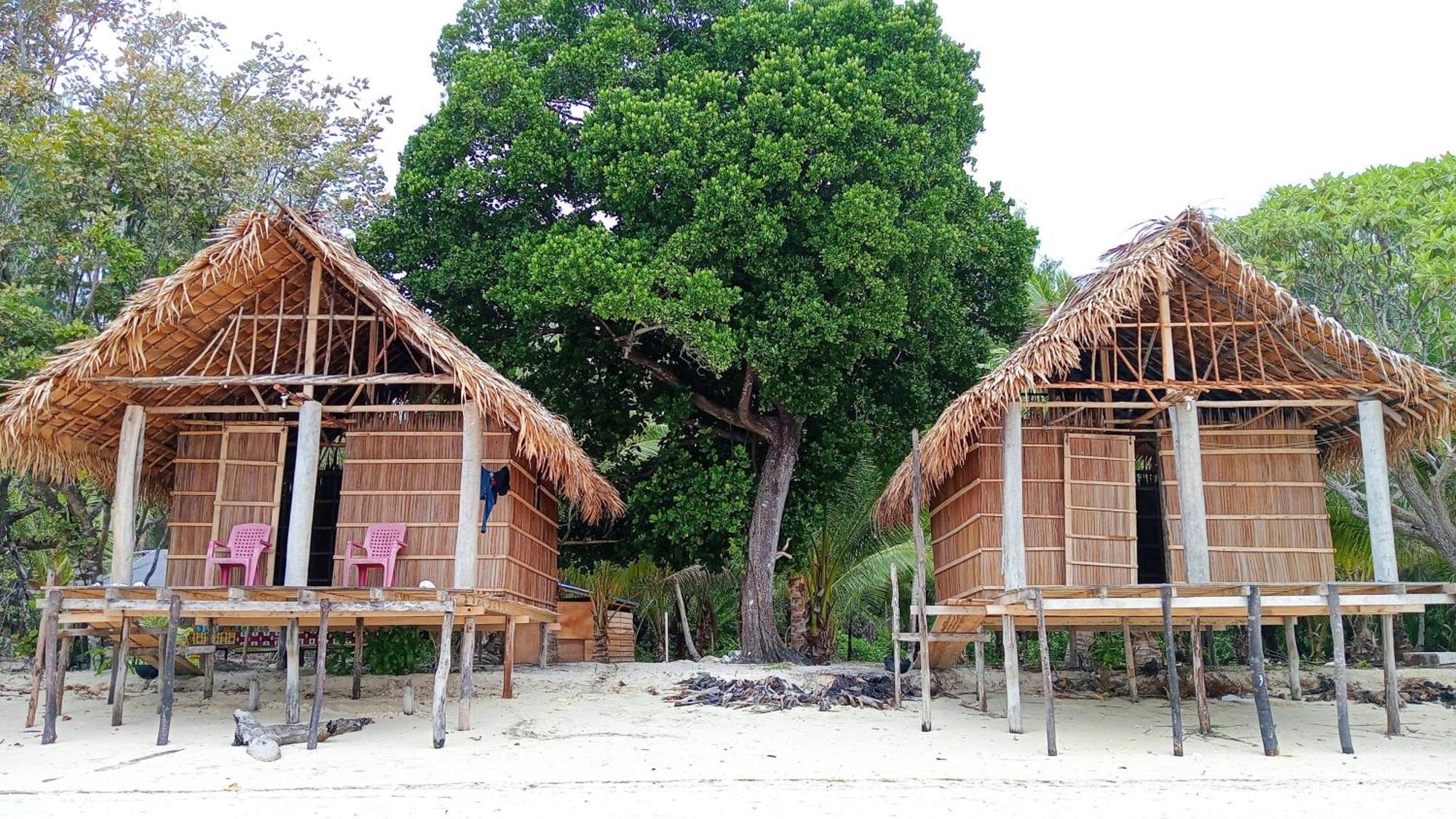 Coco Huts Guest House Waisai Esterno foto