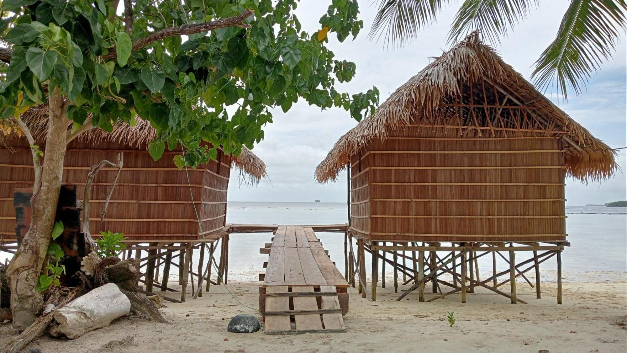 Coco Huts Guest House Waisai Esterno foto