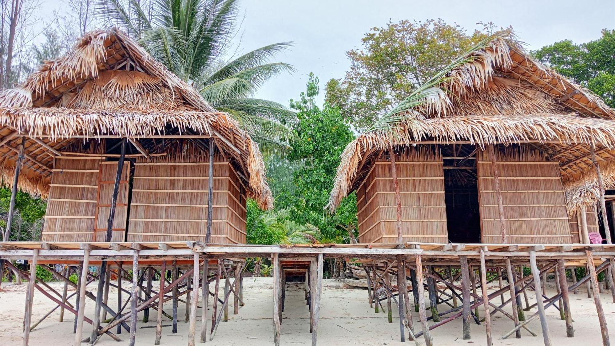 Coco Huts Guest House Waisai Esterno foto