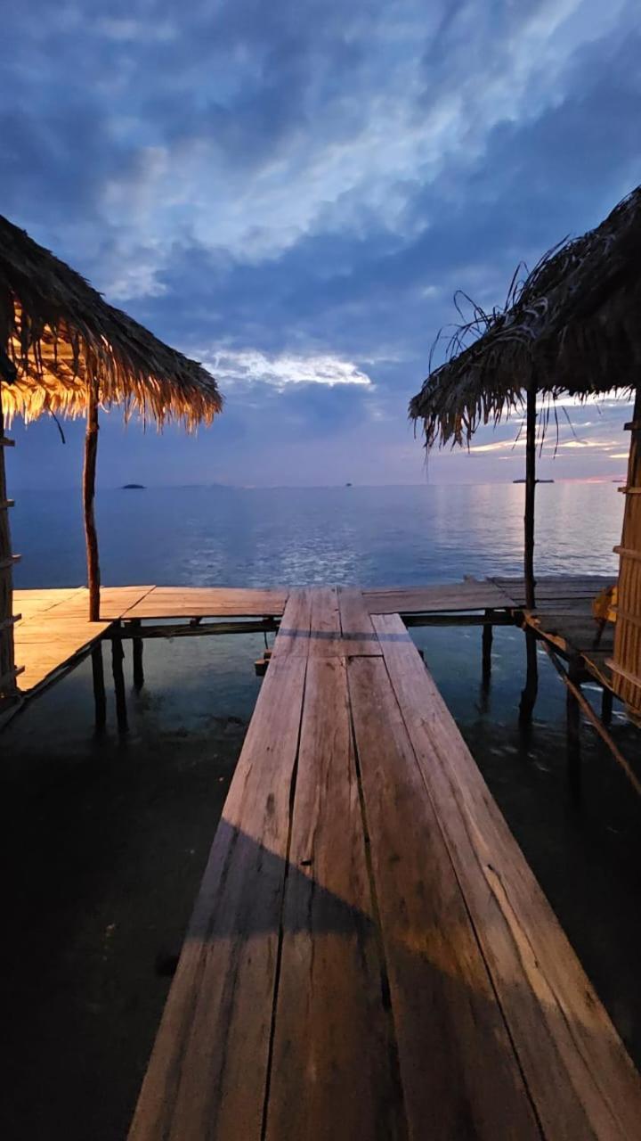 Coco Huts Guest House Waisai Esterno foto