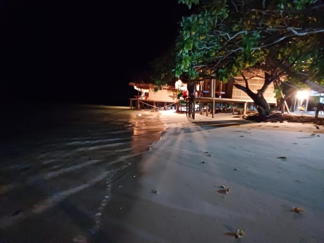 Coco Huts Guest House Waisai Esterno foto