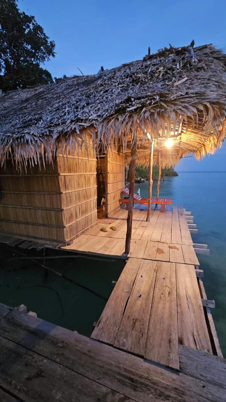 Coco Huts Guest House Waisai Esterno foto