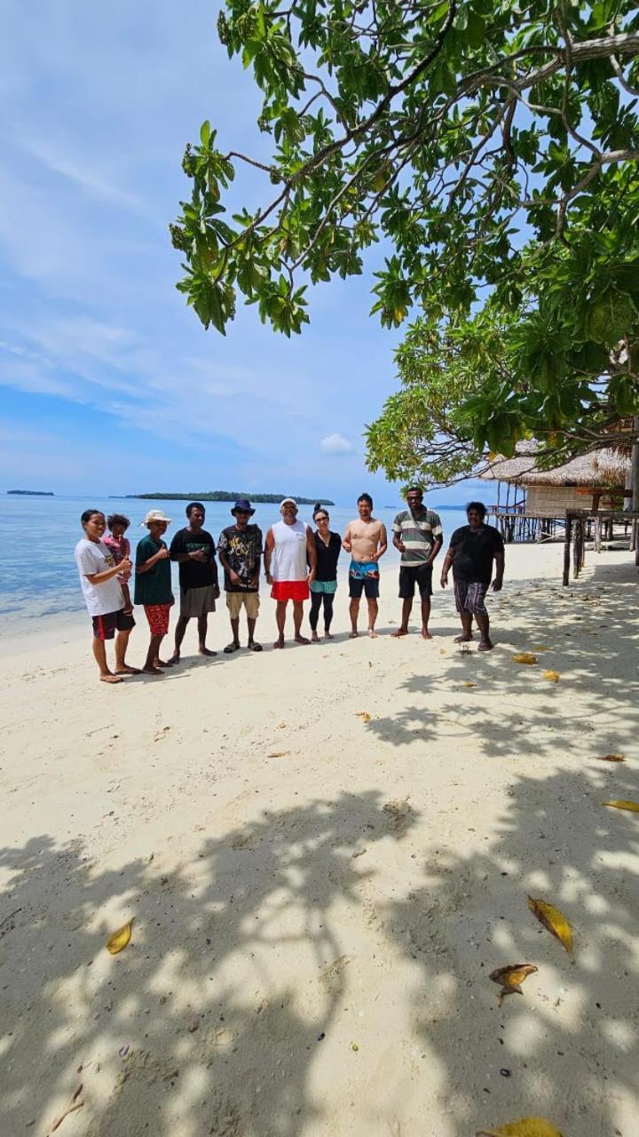 Coco Huts Guest House Waisai Esterno foto