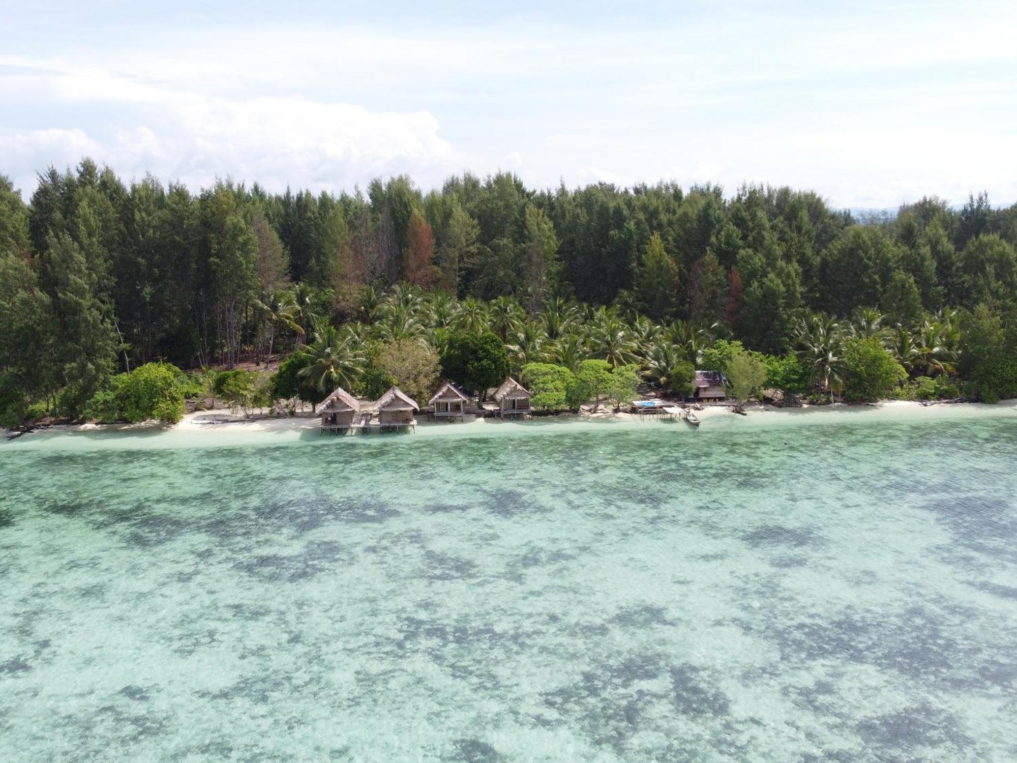 Coco Huts Guest House Waisai Esterno foto