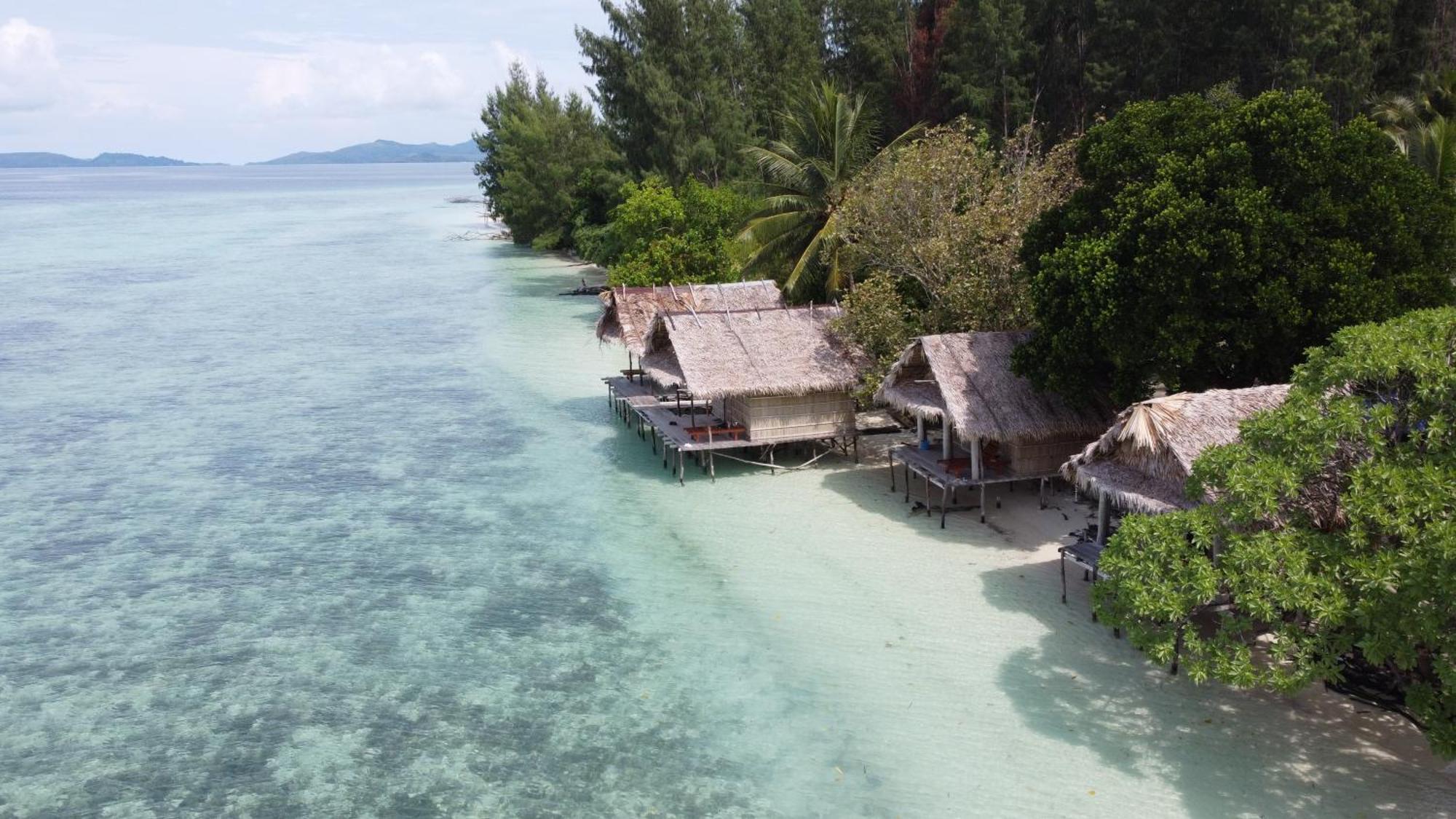 Coco Huts Guest House Waisai Esterno foto